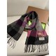 Barberry's newest plaid men's and women's welfare models   The classic plaid blended velvet scarf of the hallowed royalty Barba's War Horse  Exclusive Channel Goods bulingbuling collection! Hand one! Give a good gift for