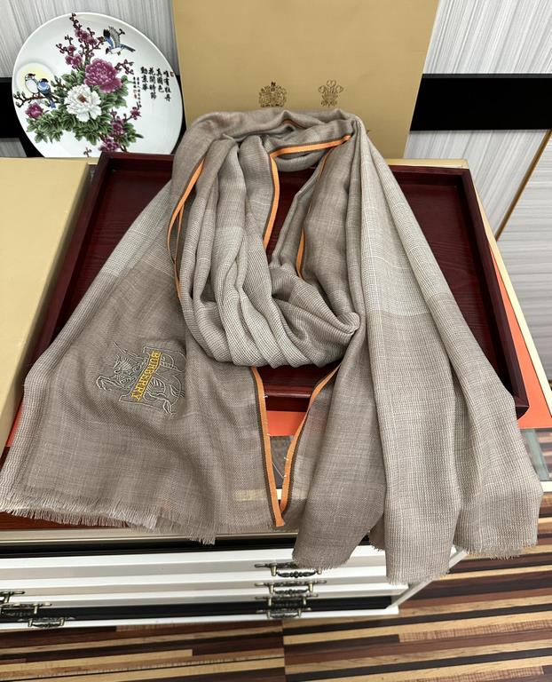 Burberry   heavy recommended   too beautiful  , everyone likes   when the hipsters have several Ba family scarves in the closet,   change a scarf is enough to make you have a new look and feel. High-end quality, differen