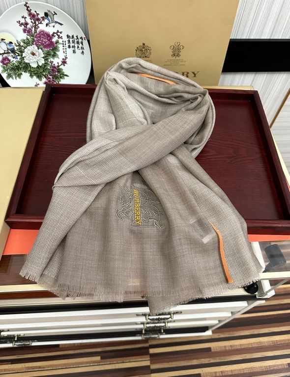 Burberry   heavy recommended   too beautiful  , everyone likes   when the hipsters have several Ba family scarves in the closet,   change a scarf is enough to make you have a new look and feel. High-end quality, differen