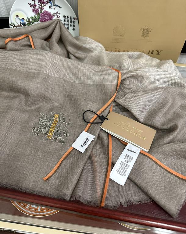 Burberry   heavy recommended   too beautiful  , everyone likes   when the hipsters have several Ba family scarves in the closet,   change a scarf is enough to make you have a new look and feel. High-end quality, differen