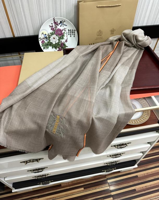 Burberry   heavy recommended   too beautiful  , everyone likes   when the hipsters have several Ba family scarves in the closet,   change a scarf is enough to make you have a new look and feel. High-end quality, differen