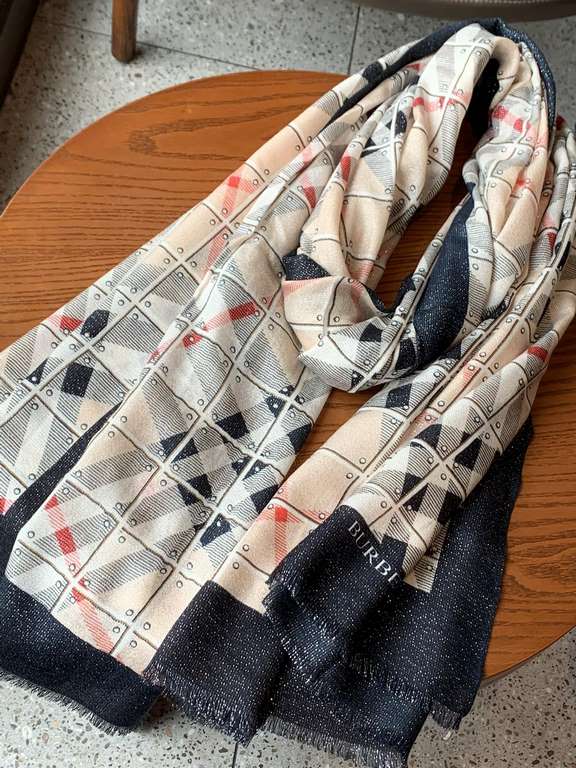 Will glow shiny scarf Burberry long scarf Dynamic and elegant urban styling accessories, soft touch. Classic Burberry floral pattern with plaid print, exquisite and gorgeous modeling embellishment, beautiful to the extre