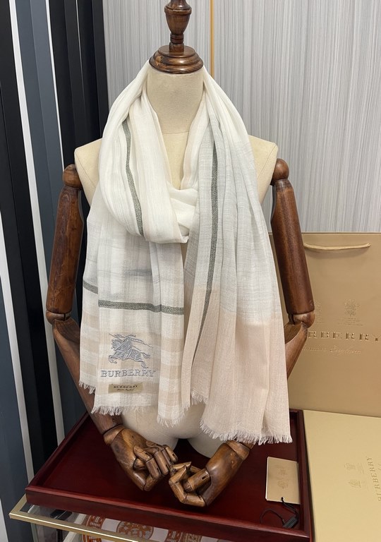 explosive models   Burberry gold silk cashmere   heavy recommended   too beautiful   hot N years of plaid, everyone likes   when the tide of people have several Bajaja scarves in the closet,   a change of scarves will be