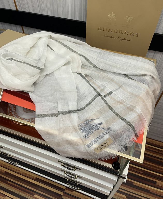 explosive models   Burberry gold silk cashmere   heavy recommended   too beautiful   hot N years of plaid, everyone likes   when the tide of people have several Bajaja scarves in the closet,   a change of scarves will be