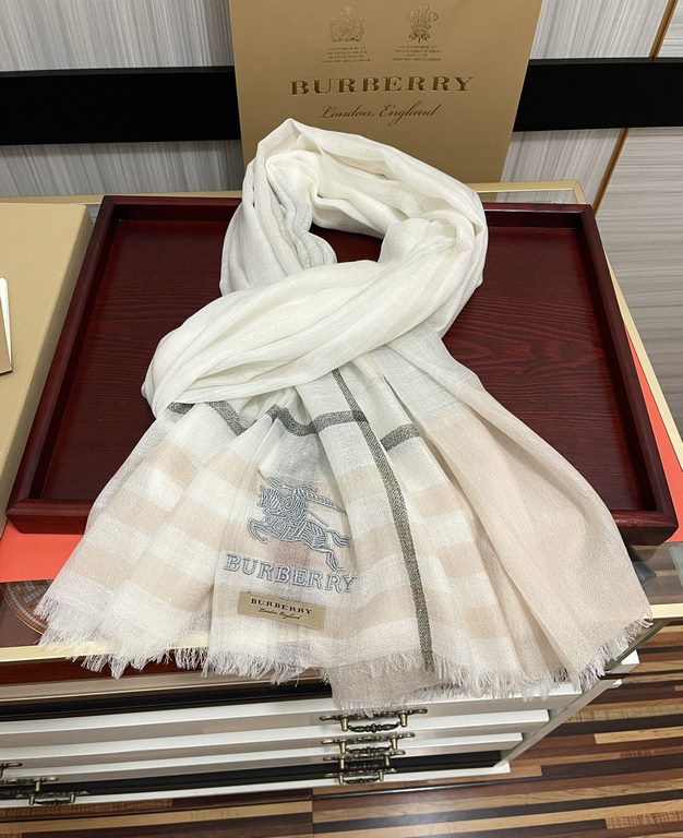 explosive models   Burberry gold silk cashmere   heavy recommended   too beautiful   hot N years of plaid, everyone likes   when the tide of people have several Bajaja scarves in the closet,   a change of scarves will be