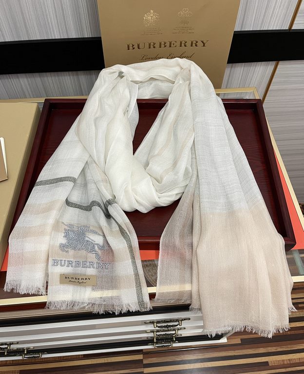 explosive models   Burberry gold silk cashmere   heavy recommended   too beautiful   hot N years of plaid, everyone likes   when the tide of people have several Bajaja scarves in the closet,   a change of scarves will be