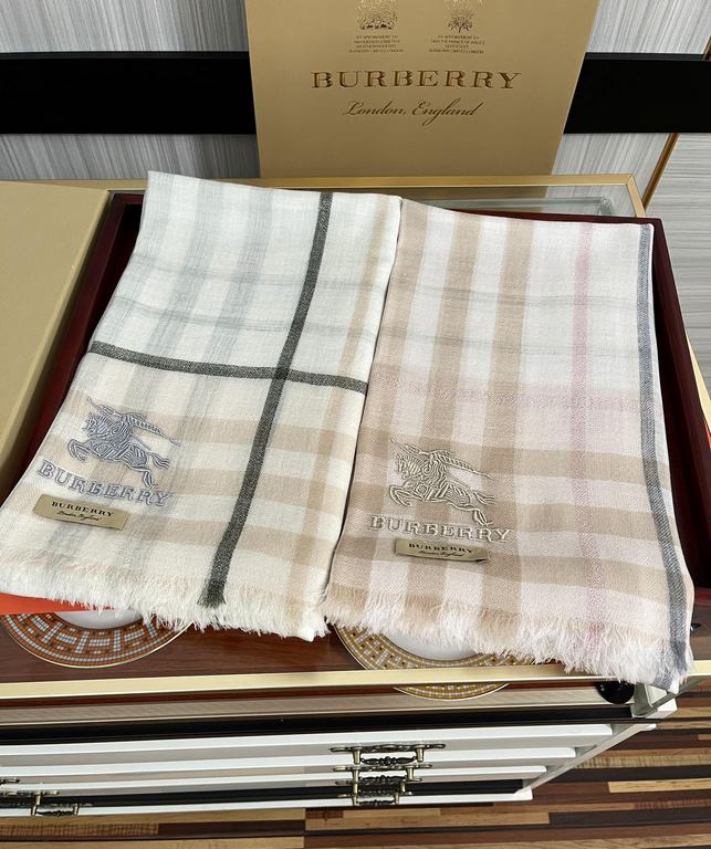 explosive models   Burberry gold silk cashmere   heavy recommended   too beautiful   hot N years of plaid, everyone likes   when the tide of people have several Bajaja scarves in the closet,   a change of scarves will be