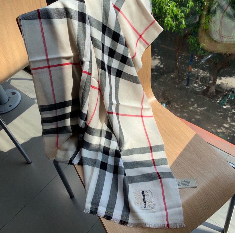 Heavyweight recommended   [top foreign single]   fire N years of the classic grid, when the trend of people have several Burberry scarves in the closet, a small scarf its role can not be underestimated, it is absolutely 