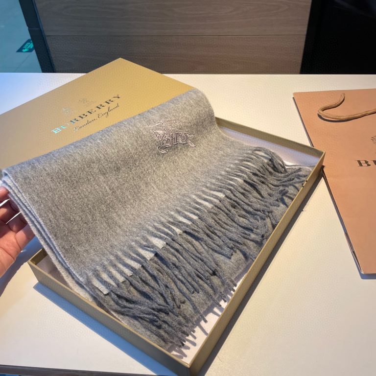 Burberry Couple's Double Sided Cashmere Scarf! Made of fine cashmere from the Mongolian plateau! The feel of the hand is full of fine fluff! The price is 100% affordable! The exquisite embroidery craft! Gift to keep thei