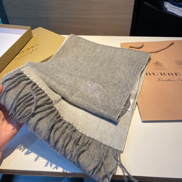 Burberry Couple's Double Sided Cashmere Scarf! Made of fine cashmere from the Mongolian plateau! The feel of the hand is full of fine fluff! The price is 100% affordable! The exquisite embroidery craft! Gift to keep thei