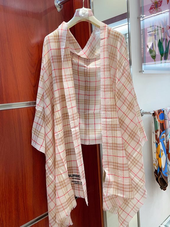 Invincible flash, full sense of detail  Burbery classic Bagge still leads the fashion trend. You've seen a lot of plaid scarves! But this one is definitely soulful. I have been mesmerized by the fabric texture and radian