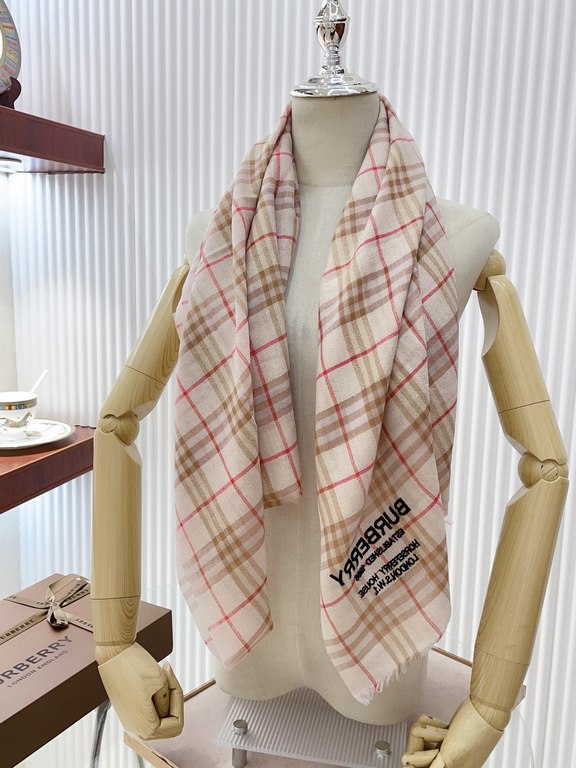 Invincible flash, full sense of detail  Burbery classic Bagge still leads the fashion trend. You've seen a lot of plaid scarves! But this one is definitely soulful. I have been mesmerized by the fabric texture and radian