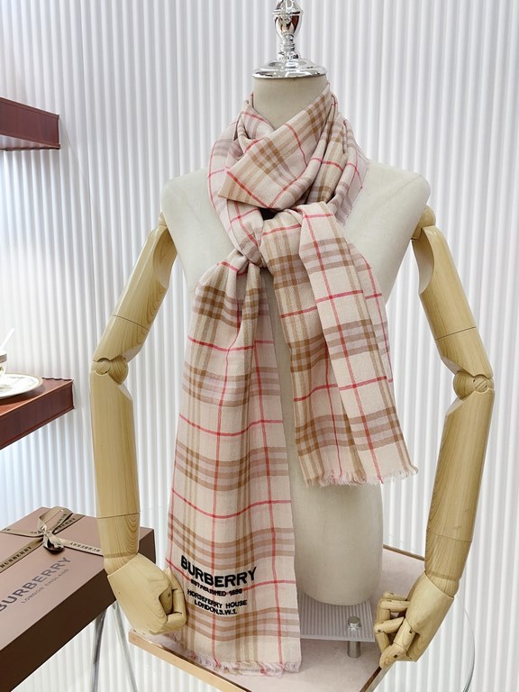 Invincible flash, full sense of detail  Burbery classic Bagge still leads the fashion trend. You've seen a lot of plaid scarves! But this one is definitely soulful. I have been mesmerized by the fabric texture and radian