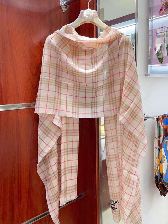 Invincible flash, full sense of detail  Burbery classic Bagge still leads the fashion trend. You've seen a lot of plaid scarves! But this one is definitely soulful. I have been mesmerized by the fabric texture and radian