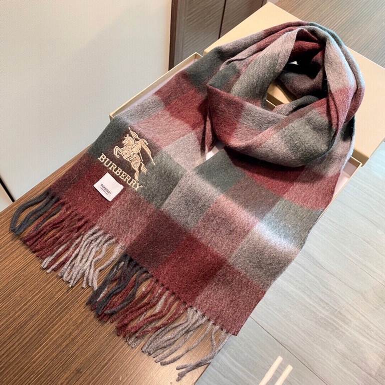 Price on the new   Burberry 2023 official website the latest models of unisex couples models   feel feel burst,   very warm   soft pro-skin, do not tie the neck   the classic Burberry plaid design   unisex models men and