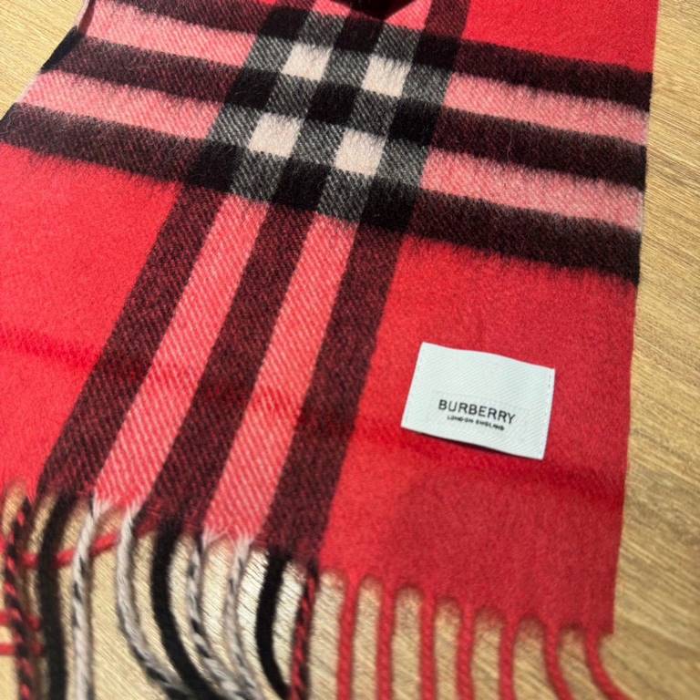 (children's model) burberry. counter classic model parent-child model! Baja 100 years classic small plaid! This price is a real bargain! Not those on the market zhajian brown imitation wool material! Quality feel first-c