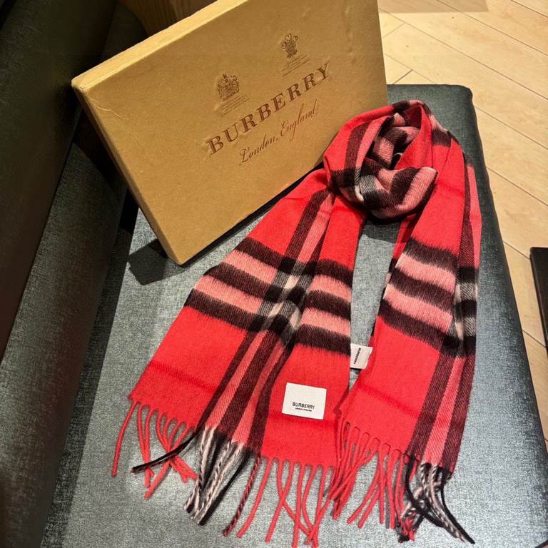 (children's model) burberry. counter classic model parent-child model! Baja 100 years classic small plaid! This price is a real bargain! Not those on the market zhajian brown imitation wool material! Quality feel first-c