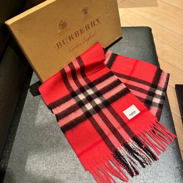 (children's model) burberry. counter classic model parent-child model! Baja 100 years classic small plaid! This price is a real bargain! Not those on the market zhajian brown imitation wool material! Quality feel first-c