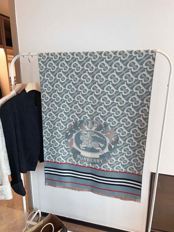 BURBERRY. The original beauty, the classic explosive models are back   Highly cutting-edge    Burberry new  Embroidered War Horse  Imported Nepalese Cashmere Top Embroidered Scarf   Absolutely screaming quality   Top des