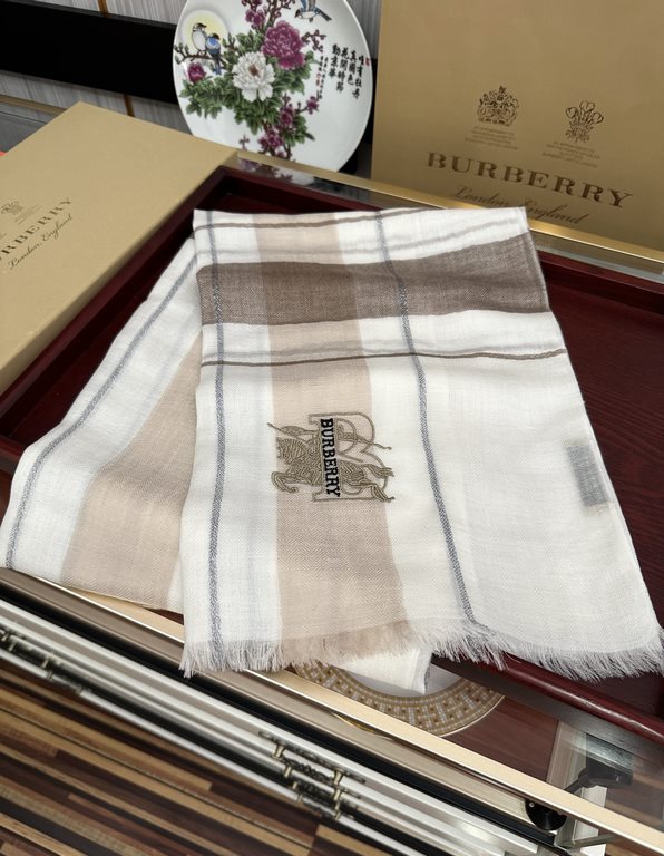 Price on the new   Ba Baoli   heavy recommended   too beautiful   hot N years of plaid, everyone likes   when the hipsters have several Ba family scarves in the closet,   a change of scarf is enough to give you a refresh