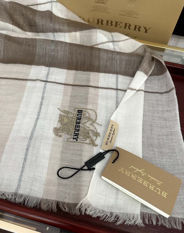 Price on the new   Ba Baoli   heavy recommended   too beautiful   hot N years of plaid, everyone likes   when the hipsters have several Ba family scarves in the closet,   a change of scarf is enough to give you a refresh