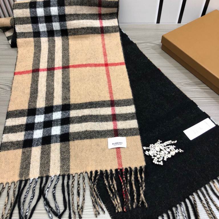 Burberry heavy duty pop-up   counter synchronization, chic premium cashmere scarf! Can be formal, can be casual, very fashionable design.B family this weaving method is more difficult, and very costly yarn, double-sided 