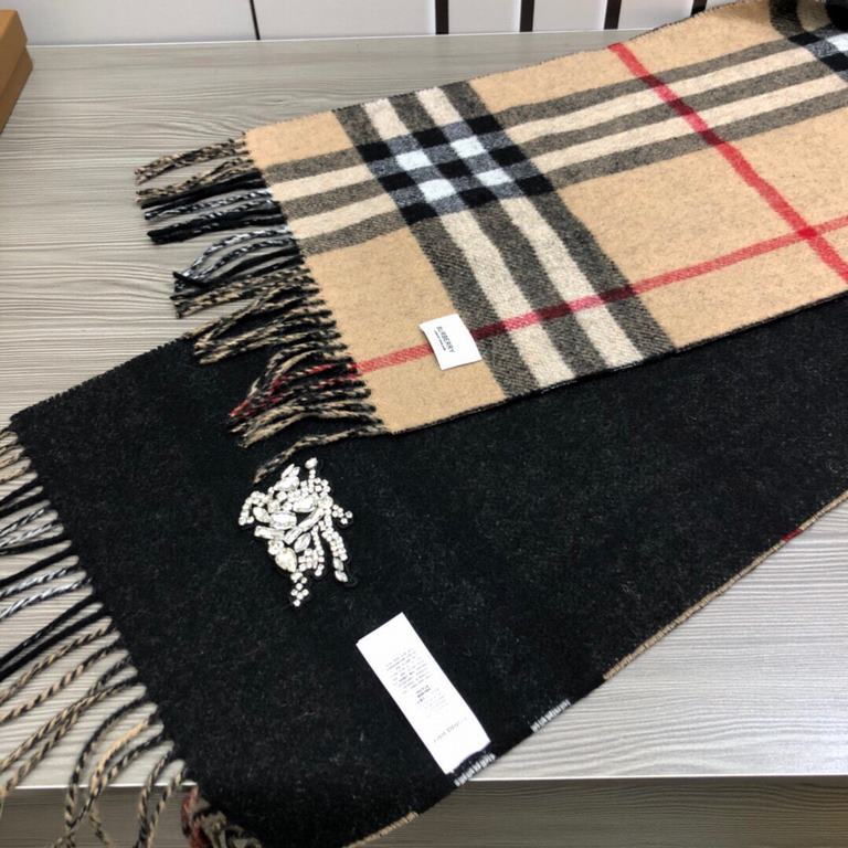 Burberry heavy duty pop-up   counter synchronization, chic premium cashmere scarf! Can be formal, can be casual, very fashionable design.B family this weaving method is more difficult, and very costly yarn, double-sided 