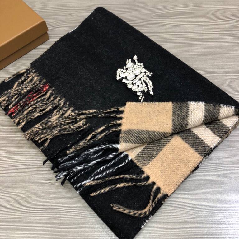 Burberry heavy duty pop-up   counter synchronization, chic premium cashmere scarf! Can be formal, can be casual, very fashionable design.B family this weaving method is more difficult, and very costly yarn, double-sided 