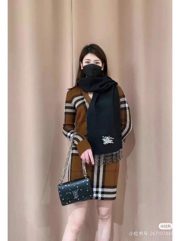 Burberry heavy duty pop-up   counter synchronization, chic premium cashmere scarf! Can be formal, can be casual, very fashionable design.B family this weaving method is more difficult, and very costly yarn, double-sided 