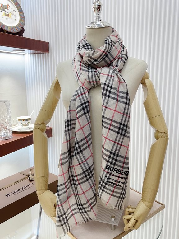 Invincible flash, full sense of detail  Burbery classic Bagge still leads the fashion trend. You've seen a lot of plaid scarves! But this one is definitely soulful. I have been mesmerized by the fabric texture and radian