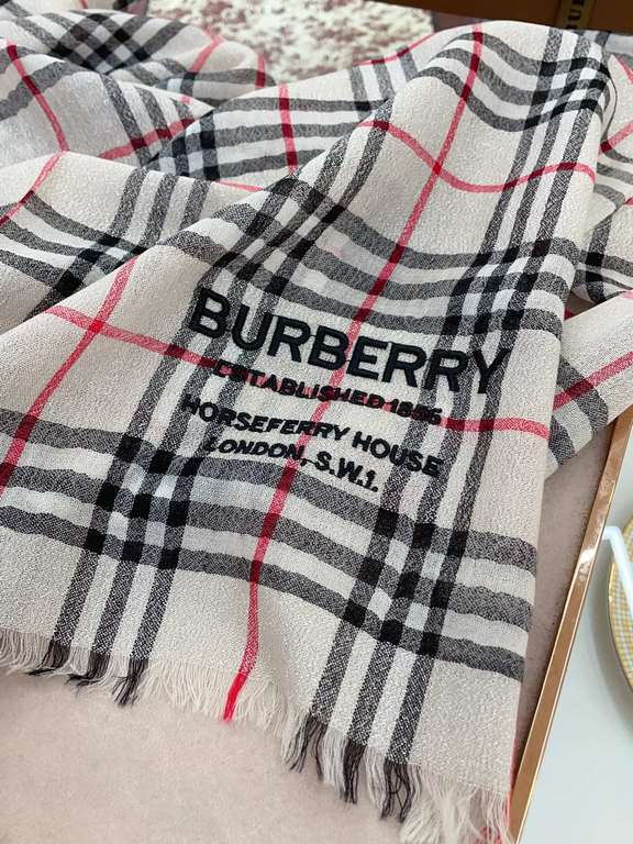 Invincible flash, full sense of detail  Burbery classic Bagge still leads the fashion trend. You've seen a lot of plaid scarves! But this one is definitely soulful. I have been mesmerized by the fabric texture and radian