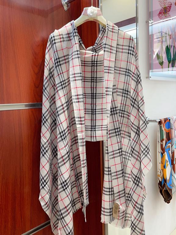 Invincible flash, full sense of detail  Burbery classic Bagge still leads the fashion trend. You've seen a lot of plaid scarves! But this one is definitely soulful. I have been mesmerized by the fabric texture and radian