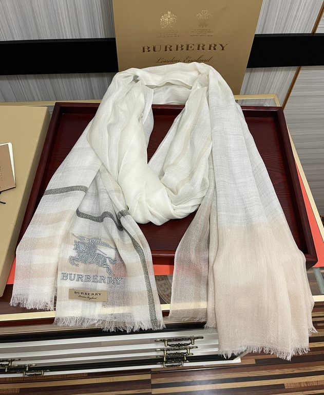 explosive models   Burberry gold silk cashmere   heavy recommended   too beautiful   hot N years of plaid, everyone likes   when the tide of people have several Bajaja scarves in the closet,   a change of scarves will be