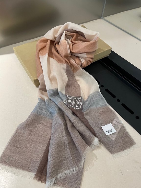 Highly recommended!!! Premium cozy chic vibe, take it if you believe me! This soft scarf from Burberry that touches the heart, inimitable color and temperament!!!! Scarf light and shadow will also have a very beautiful s