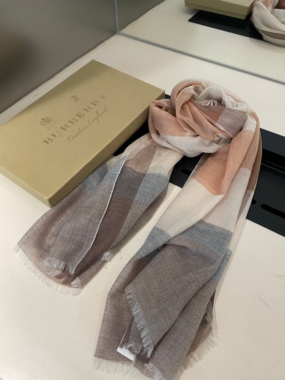 Highly recommended!!! Premium cozy chic vibe, take it if you believe me! This soft scarf from Burberry that touches the heart, inimitable color and temperament!!!! Scarf light and shadow will also have a very beautiful s