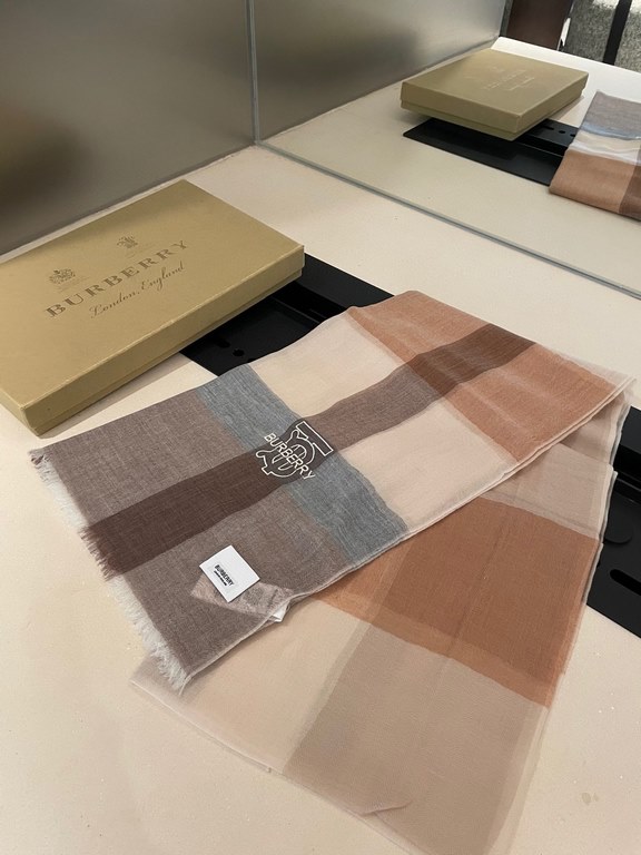 Highly recommended!!! Premium cozy chic vibe, take it if you believe me! This soft scarf from Burberry that touches the heart, inimitable color and temperament!!!! Scarf light and shadow will also have a very beautiful s