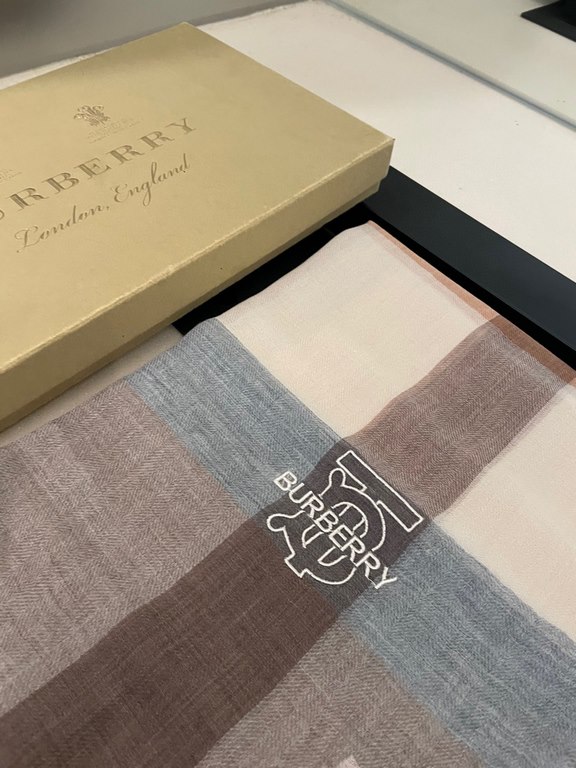 Highly recommended!!! Premium cozy chic vibe, take it if you believe me! This soft scarf from Burberry that touches the heart, inimitable color and temperament!!!! Scarf light and shadow will also have a very beautiful s