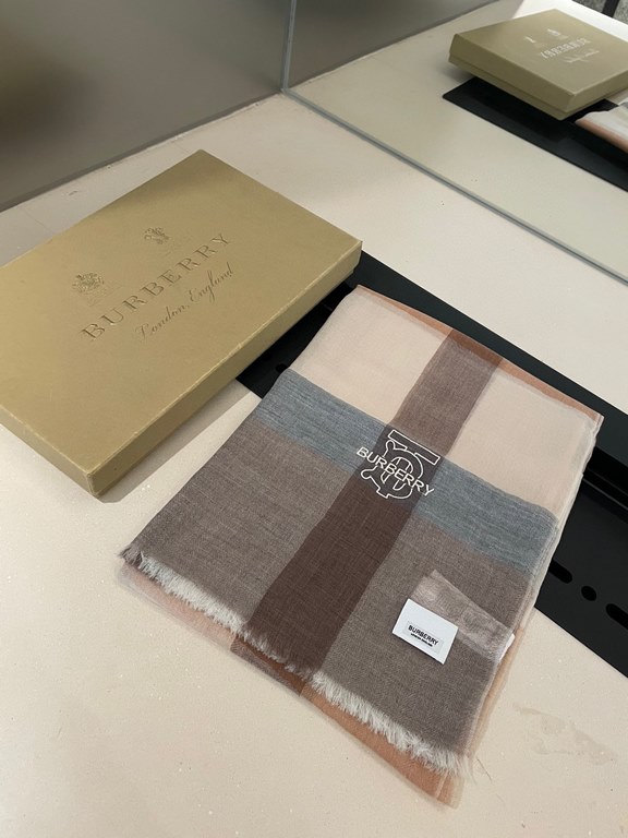 Highly recommended!!! Premium cozy chic vibe, take it if you believe me! This soft scarf from Burberry that touches the heart, inimitable color and temperament!!!! Scarf light and shadow will also have a very beautiful s