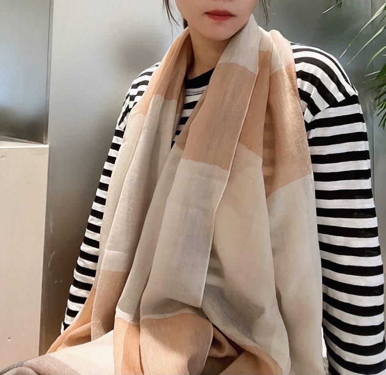 Highly recommended!!! Premium cozy chic vibe, take it if you believe me! This soft scarf from Burberry that touches the heart, inimitable color and temperament!!!! Scarf light and shadow will also have a very beautiful s