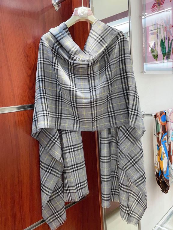 Invincible flash, full sense of detail  Burberry classic Bagge still leads the fashion trend. You've seen a lot of plaid scarves! But this one is absolutely soulful. I have been mesmerized by the fabric texture and radia