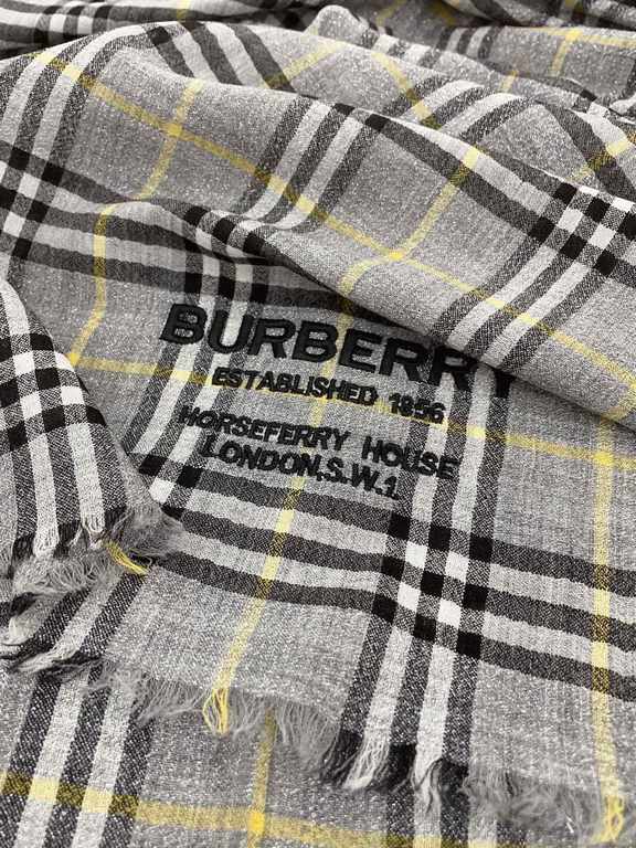 Invincible flash, full sense of detail  Burberry classic Bagge still leads the fashion trend. You've seen a lot of plaid scarves! But this one is absolutely soulful. I have been mesmerized by the fabric texture and radia