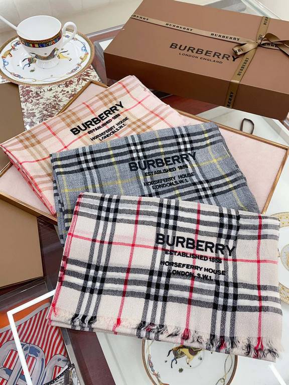 Invincible flash, full sense of detail  Burberry classic Bagge still leads the fashion trend. You've seen a lot of plaid scarves! But this one is absolutely soulful. I have been mesmerized by the fabric texture and radia