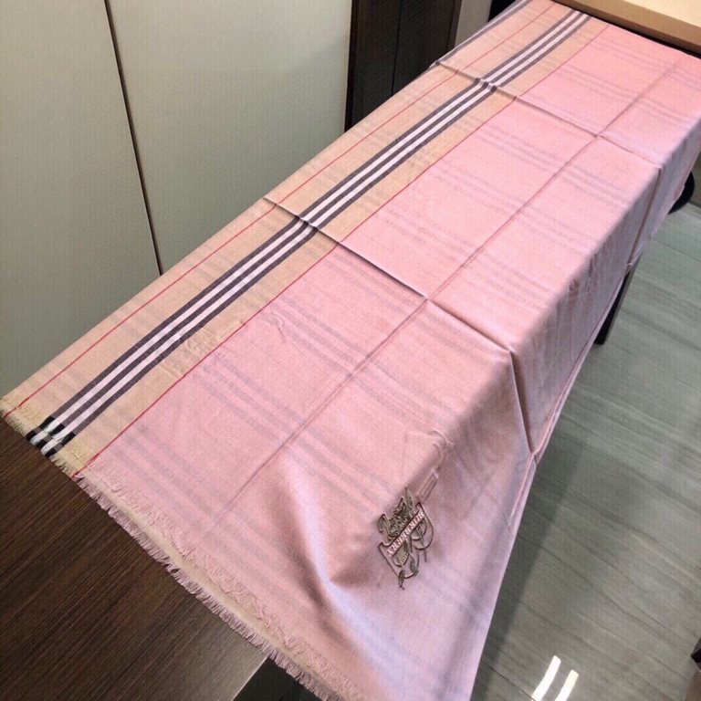 Recommended   Original   Counter New Synchronized New  BURBERRY-ENGLAND Explosive imported pure cashmere plaid scarfshawl  Perfectly combines the female sexiness and playfulness.The exclusive physical shooting of   High-