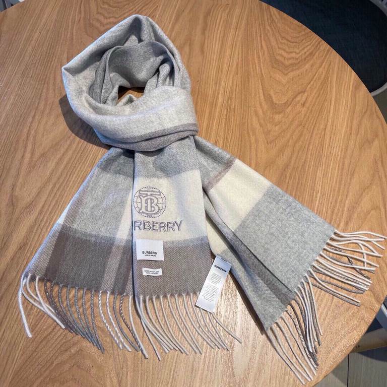 Burberry - Burberry's new heavyweight water ripple cashmere scarf   This year, our men's models are really high-end Level, heavyweight superb   proper family benefits   few and far between in the men's models, Burberry's