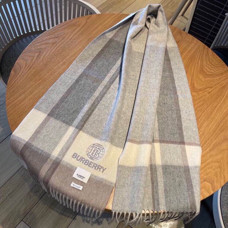 Burberry - Burberry's new heavyweight water ripple cashmere scarf   This year, our men's models are really high-end Level, heavyweight superb   proper family benefits   few and far between in the men's models, Burberry's