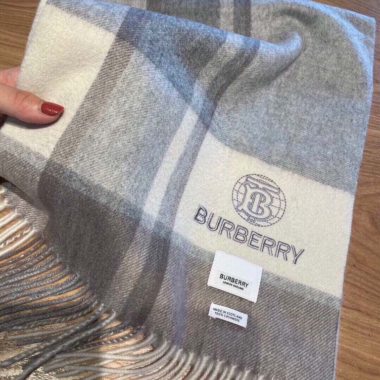 Burberry - Burberry's new heavyweight water ripple cashmere scarf   This year, our men's models are really high-end Level, heavyweight superb   proper family benefits   few and far between in the men's models, Burberry's