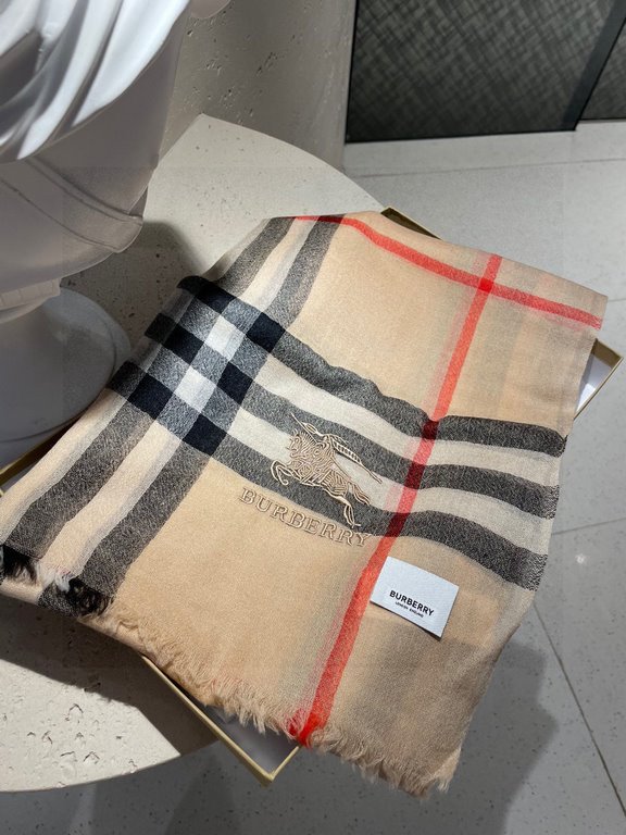 Burberry counter new   scarf shawl heavy to come. Counter inspection  burberry original single hall of fame royal newest models   counter in the sale of 16,000   manpower essential burberry single product. Each color is 