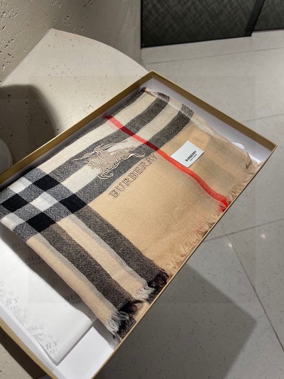 Burberry counter new   scarf shawl heavy to come. Counter inspection  burberry original single hall of fame royal newest models   counter in the sale of 16,000   manpower essential burberry single product. Each color is 