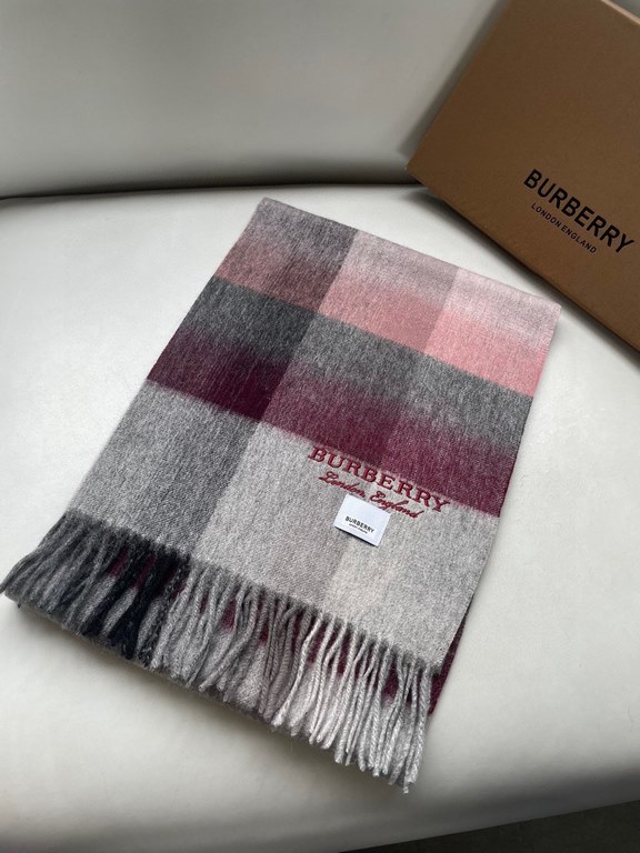 Burberry High-quality imported cashmere letters logo embroidered scarf surprise shelves Overseas counter latest men and women couples cashmere scarf domestic counter are not on the shelves from the style to the fabric ar