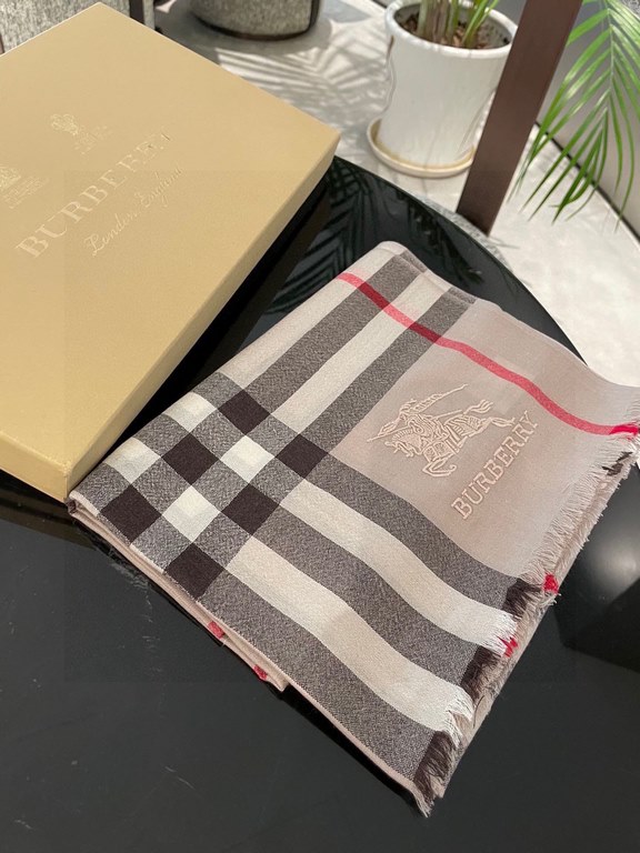 Burberry counter new   scarf shawl heavy to come. Counter inspection  burberry original single hall of fame royal newest models   counter in the sale of 16,000   manpower essential burberry single product. Each color is 